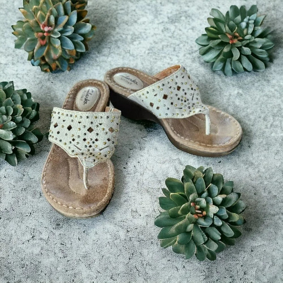 Clarks Women's Artisan White Thong Wedge Leather Sandals Stufded Boho Size 6.5 - Picture 1 of 9